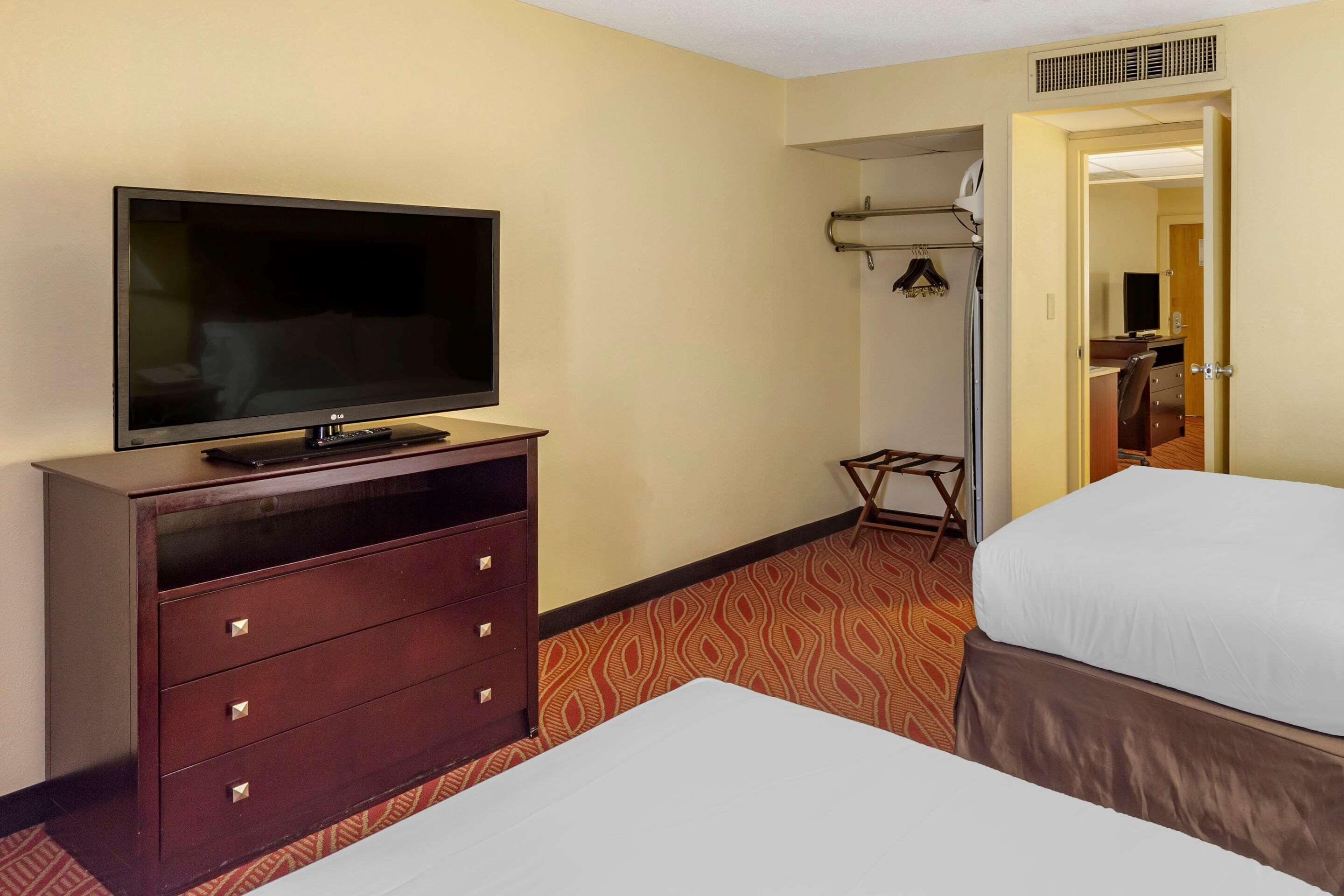 Clarion Hotel Fayetteville Εξωτερικό φωτογραφία