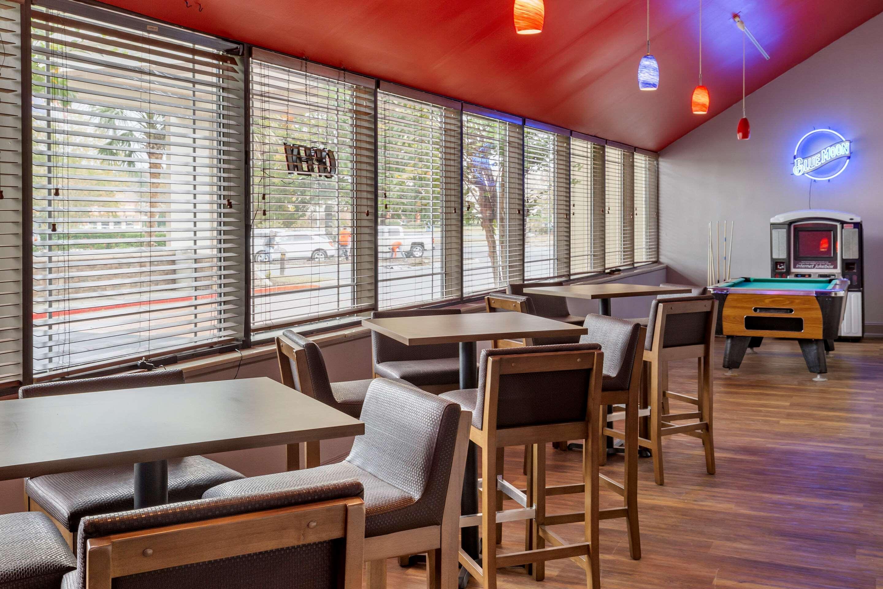 Clarion Hotel Fayetteville Εξωτερικό φωτογραφία