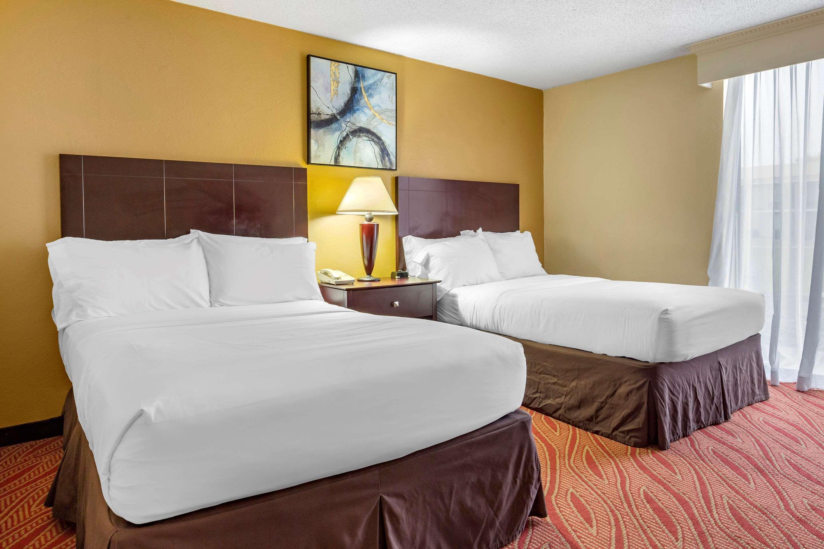 Clarion Hotel Fayetteville Εξωτερικό φωτογραφία
