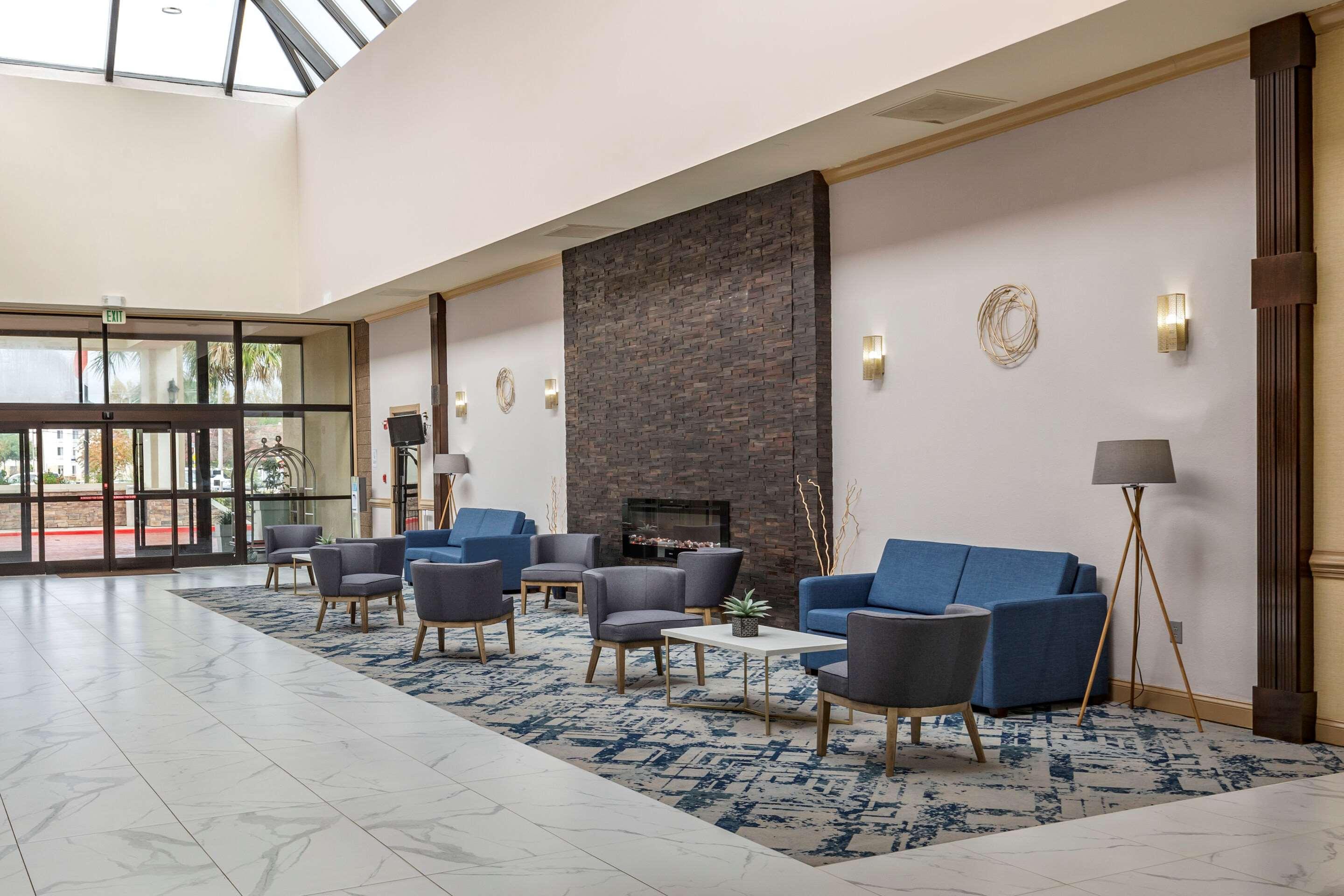 Clarion Hotel Fayetteville Εξωτερικό φωτογραφία
