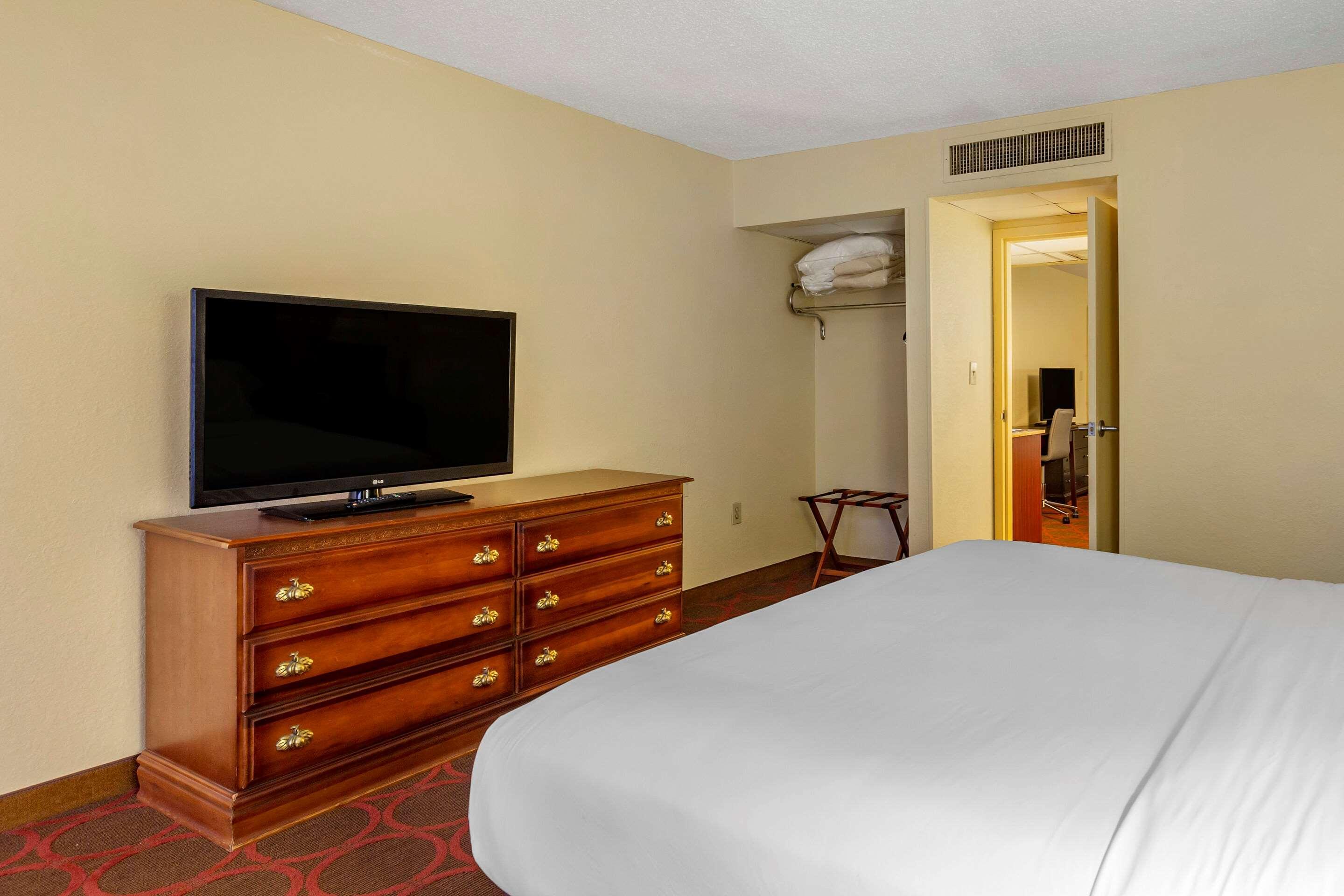 Clarion Hotel Fayetteville Εξωτερικό φωτογραφία