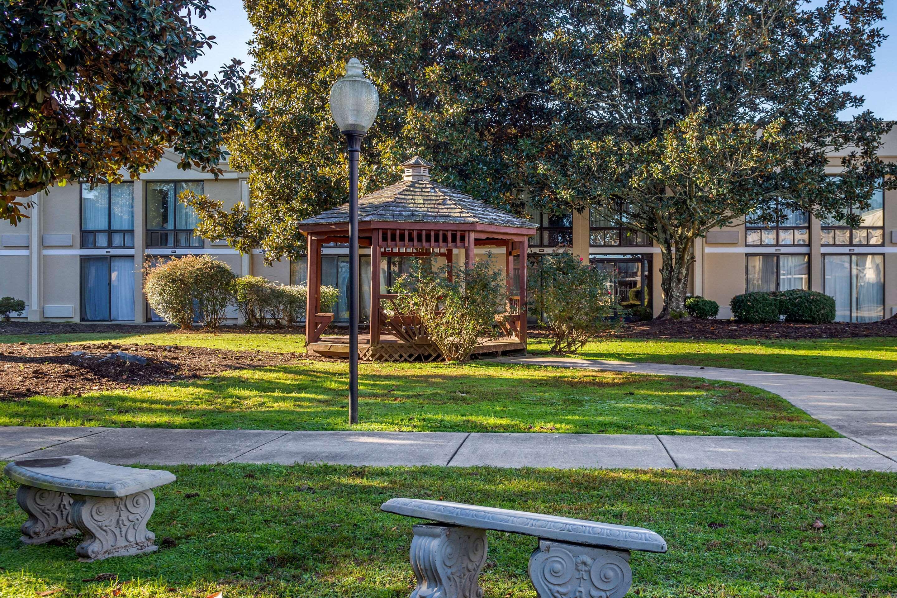 Clarion Hotel Fayetteville Εξωτερικό φωτογραφία