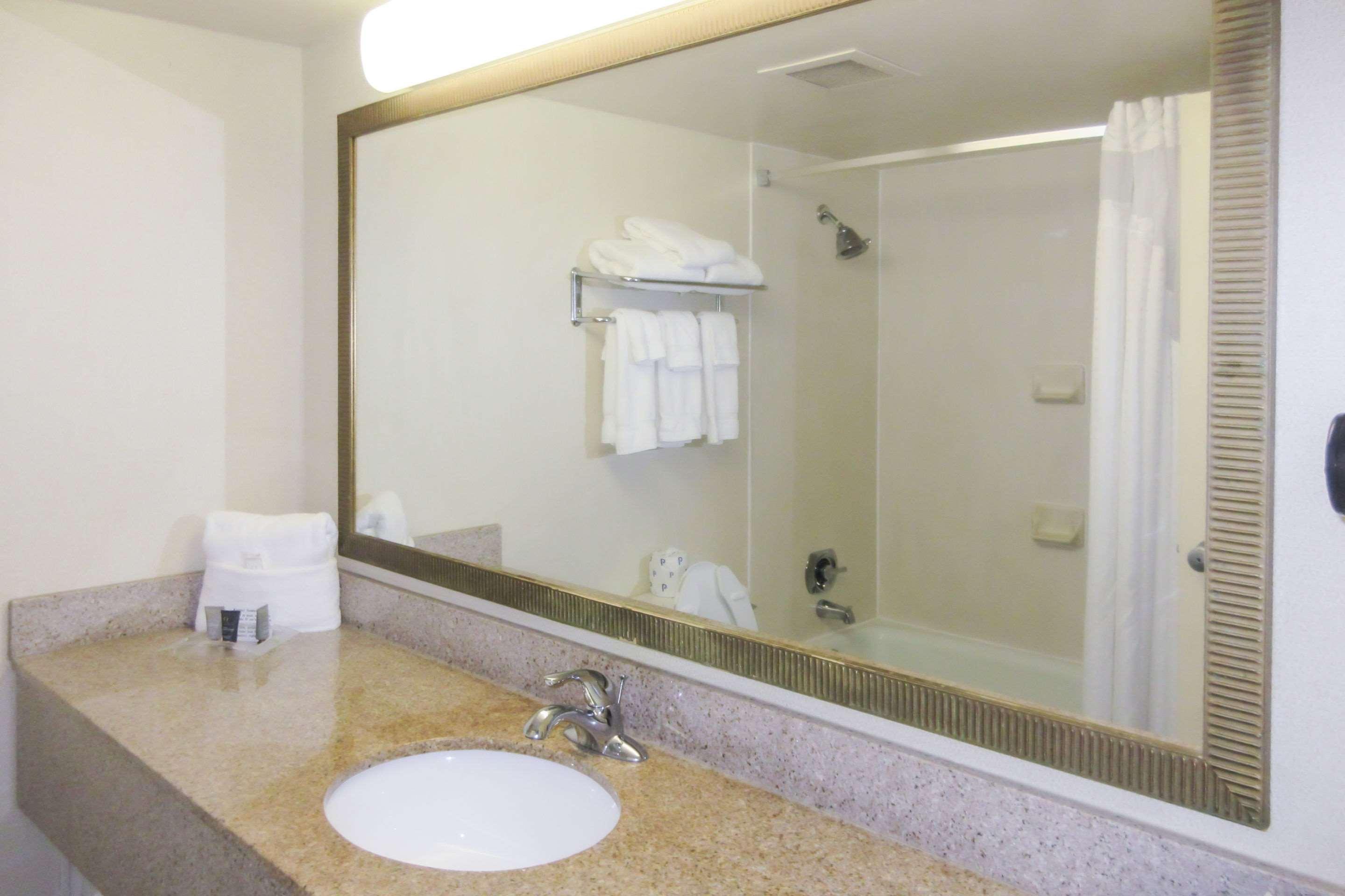 Clarion Hotel Fayetteville Εξωτερικό φωτογραφία