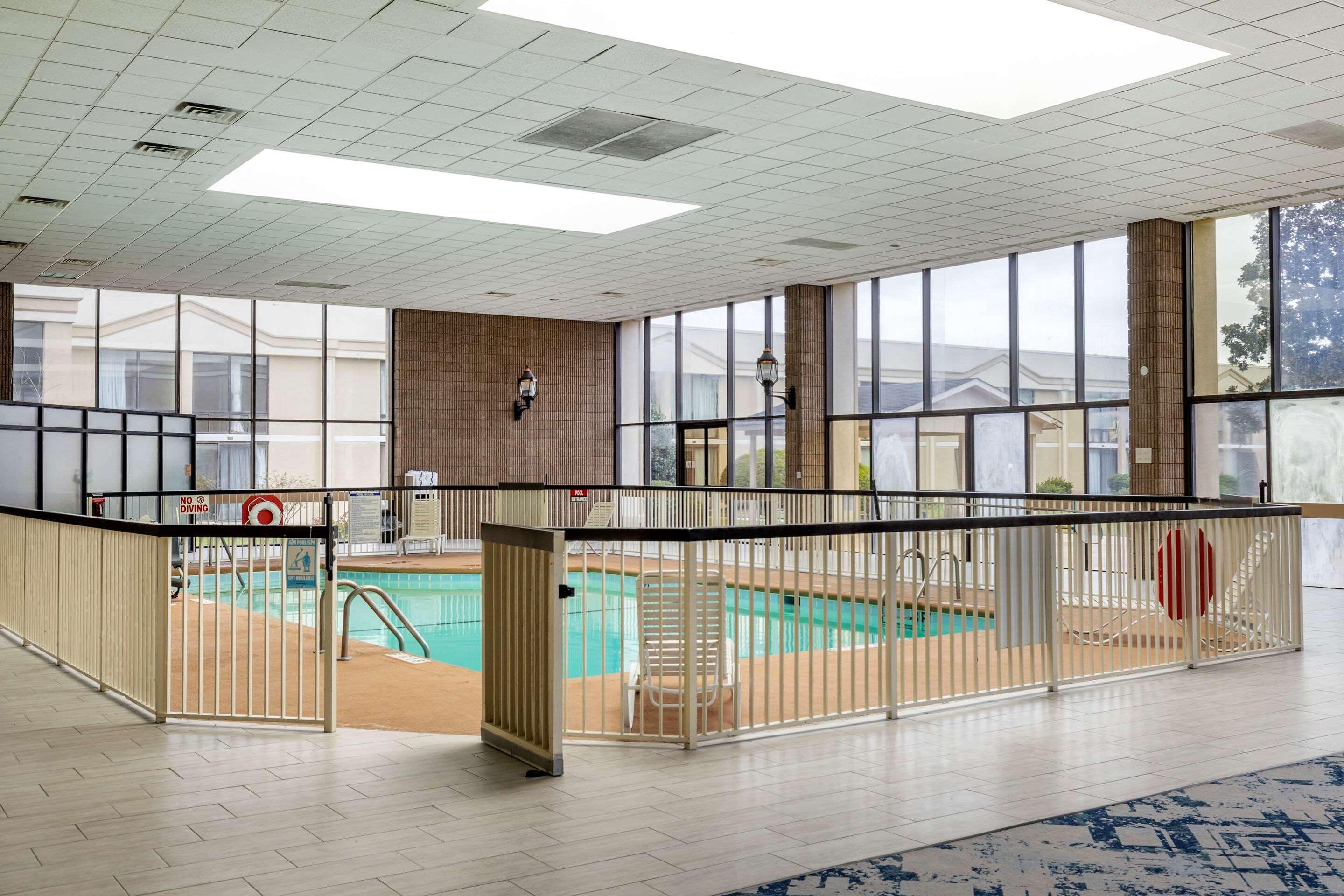 Clarion Hotel Fayetteville Εξωτερικό φωτογραφία