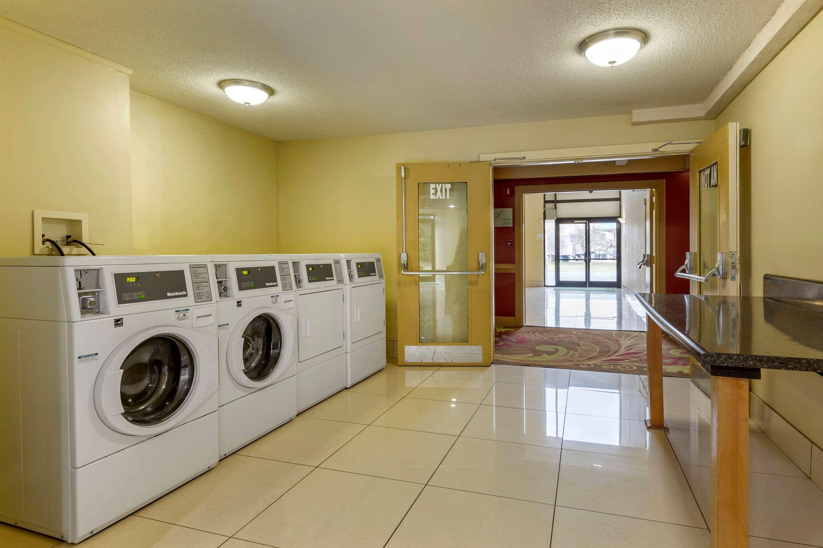 Clarion Hotel Fayetteville Εξωτερικό φωτογραφία